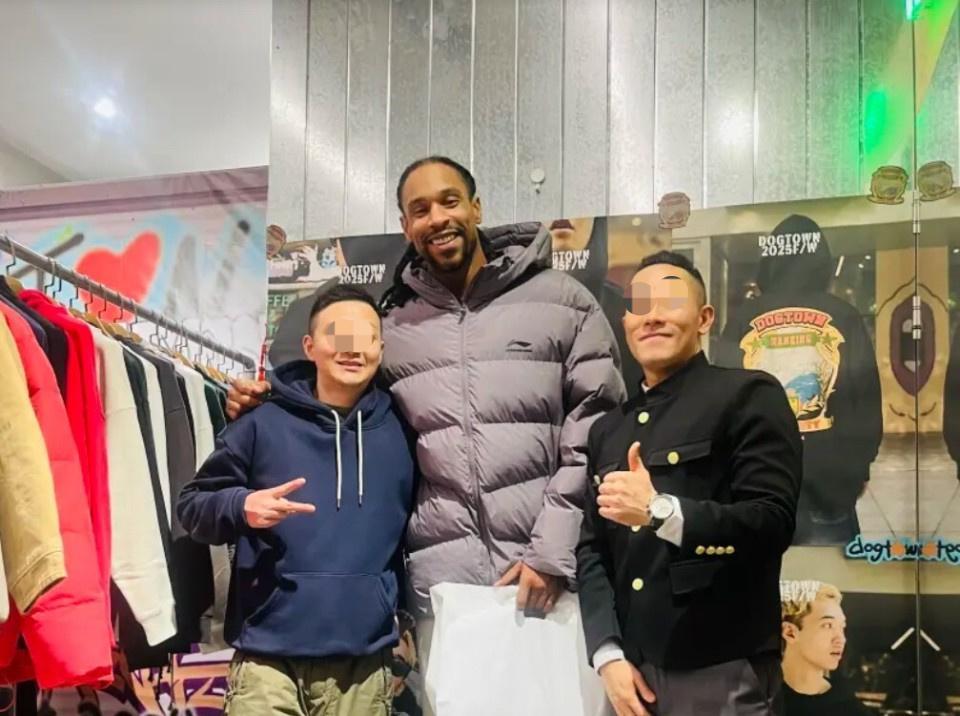 蜂鸟电竞-买件衣服穿！球迷偶遇广东内线核心 微笑合影 球迷大赞亲和力