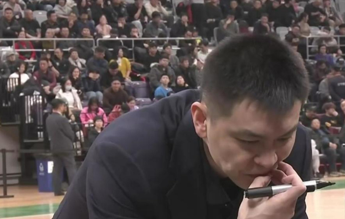 电竞赛事数据-18场比赛后，辽宁男篮为何输了10场？杨鸣变乖许多，昔日旧将复出|赵继伟|辽宁队|张陈治锋|山东男篮|李晓旭_新浪体育_新浪新闻